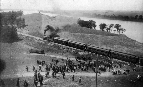 Floyd Monument: 1900